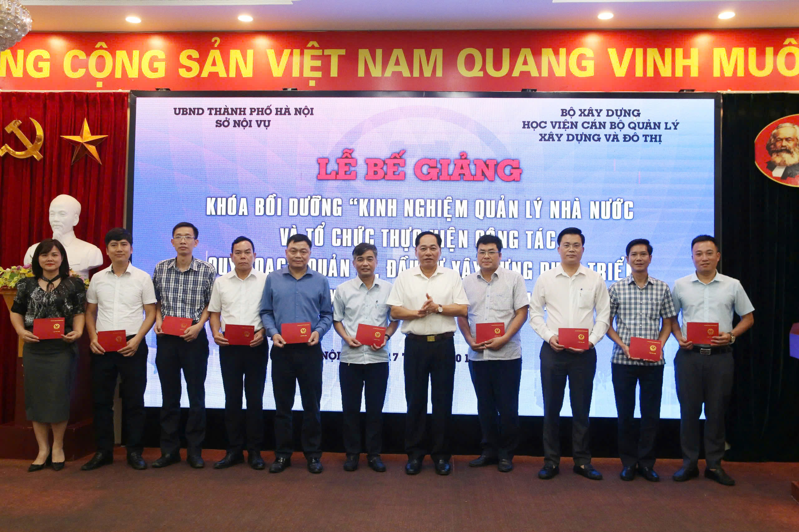 Lễ bế giảng khoá Bồi dưỡng kinh nghiệm quản lý nhà nước, quản lý đầu tư xây dựng phát triển đô thị xanh, thông minh, hiện đại với gần 100 học viên hoàn thành khoá học.