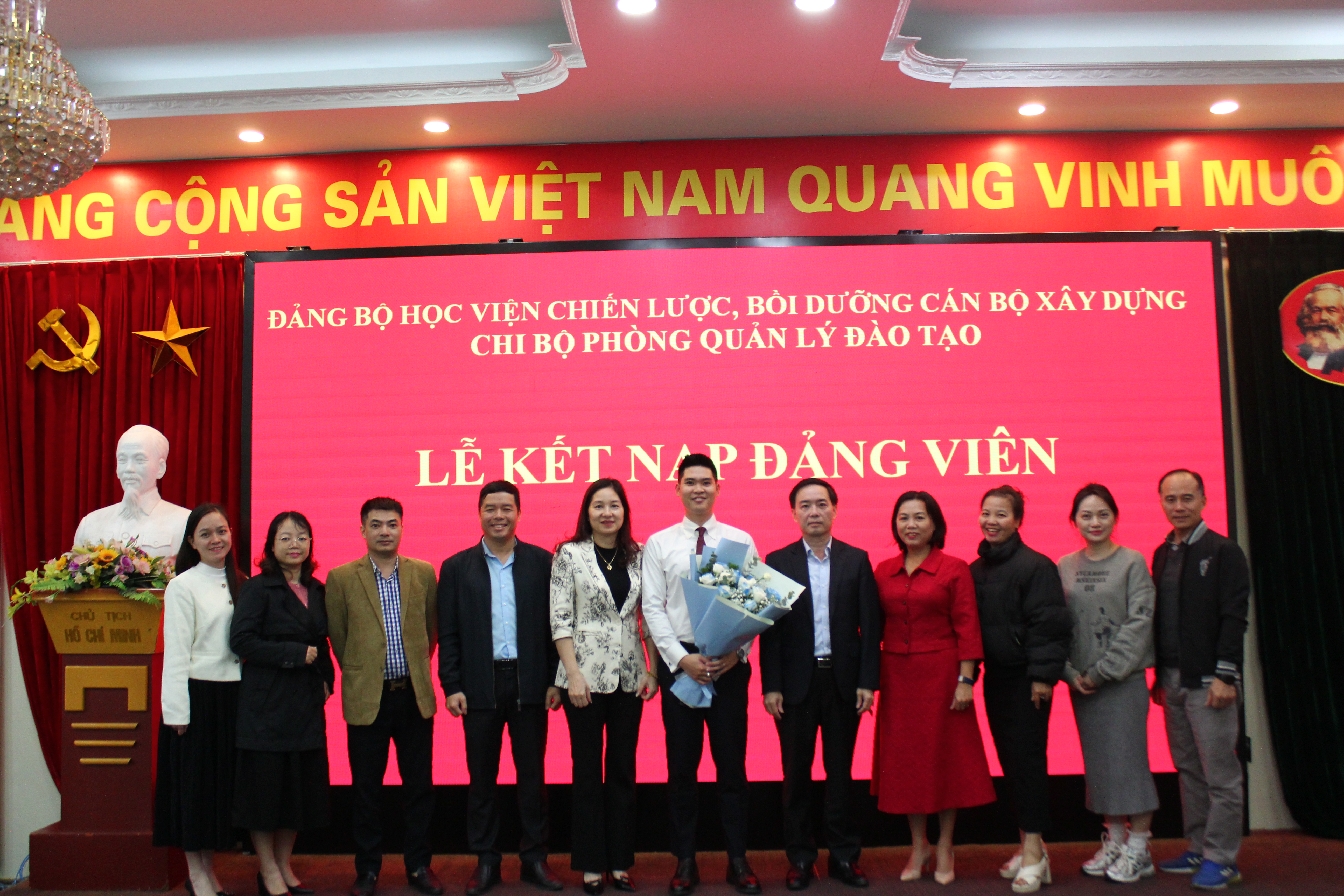Kết nạp đảng viên mới Phòng Quản lý đào tạo