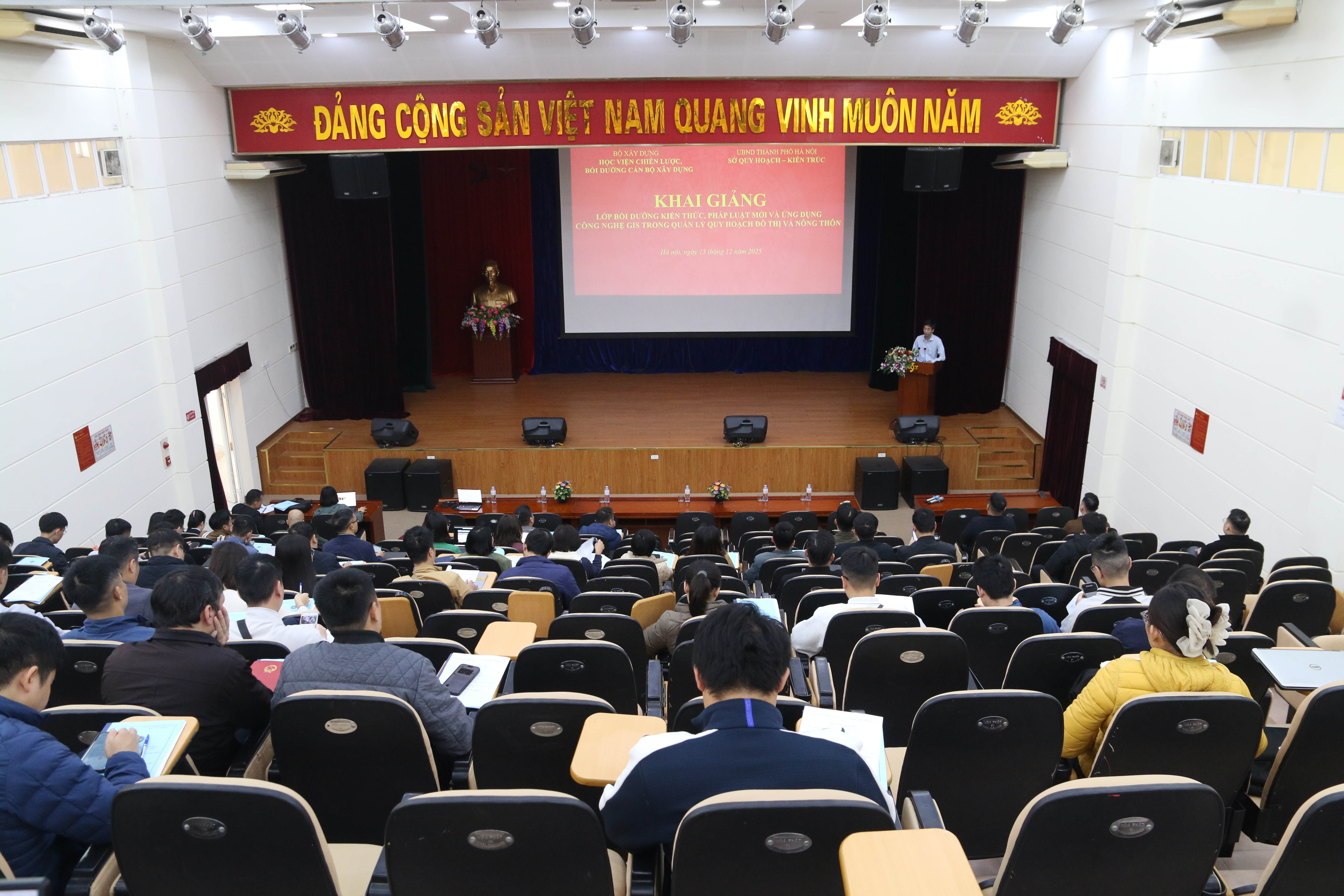 Bồi dưỡng kỹ năng pháp luật quy hoạch và ứng dụng GIS trong quản lý đô thị - nông thôn