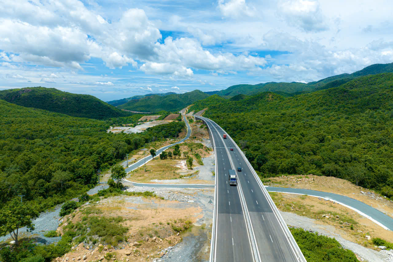 Thủ tướng tặng Bằng khen nhiều tập thể, cá nhân đóng góp lớn vào kết quả 3.000km cao tốc