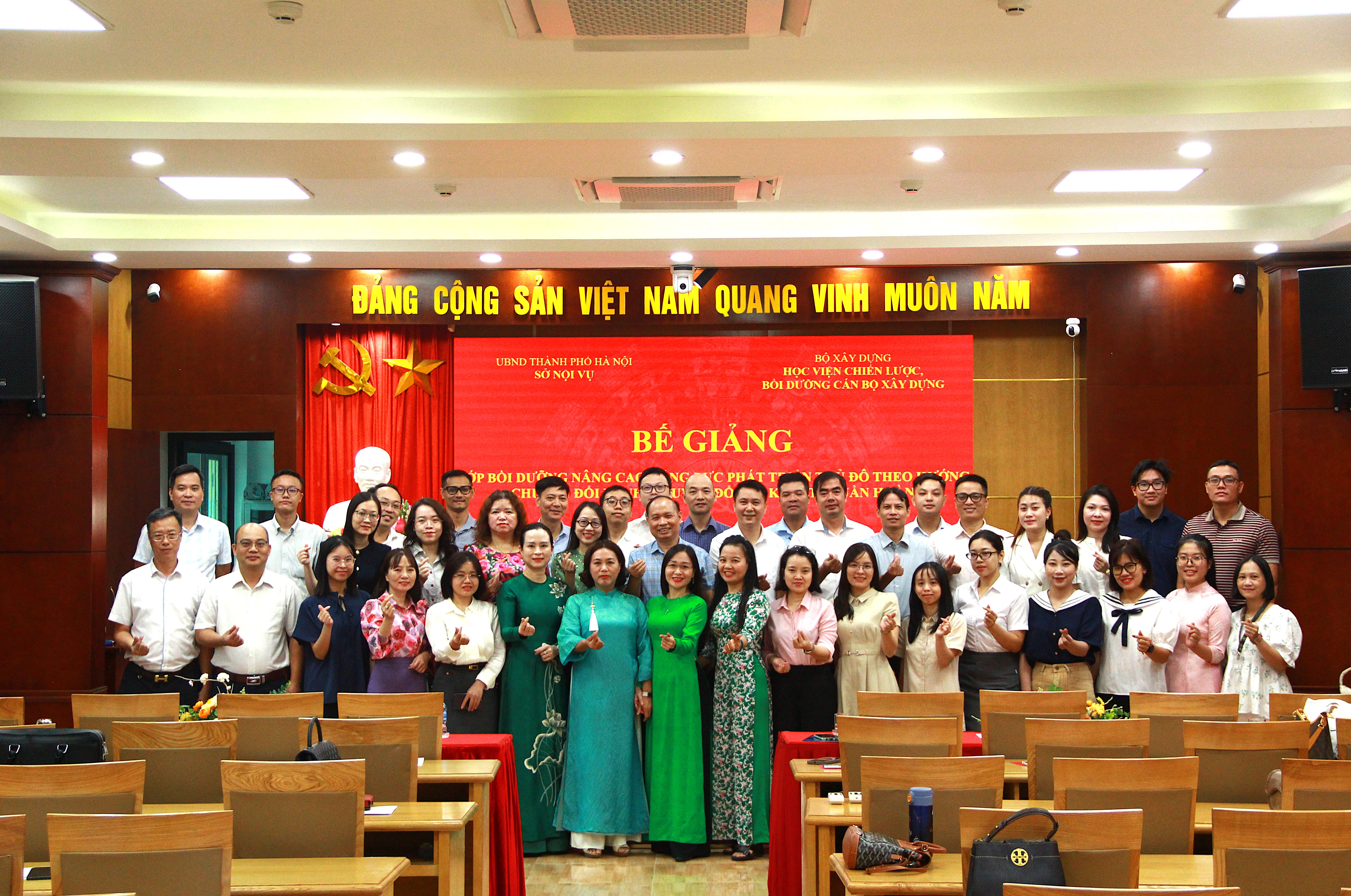ACST bế giảng Khóa bồi dưỡng nâng cao năng lực phát triển Thủ đô theo hướng chuyển đổi xanh, chuyển đổi số, kinh tế tuần hoàn